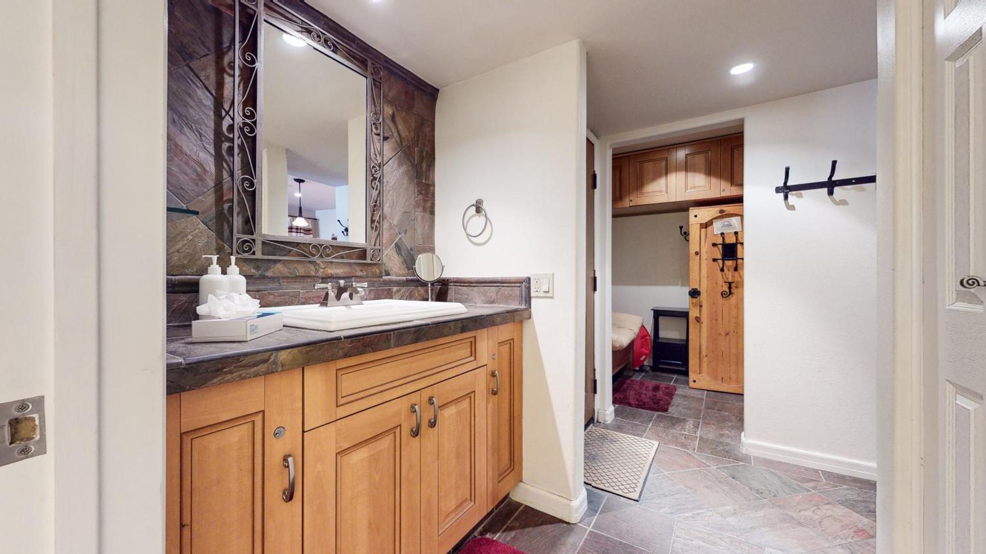 Mammoth Estates 2 Blocks From The Village Gondola Station *